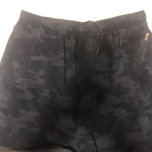 Lululemon Men’s Surge 6” short! Great condition!